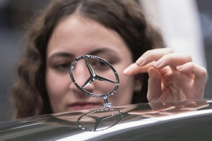 Beschäftigte protestieren gegen Sparpläne bei Mercedes-Benz