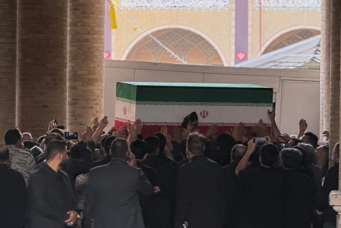 Beginn der Trauerfeiern im Iran: Tausende Anhänger nehmen Abschied von Chamenei