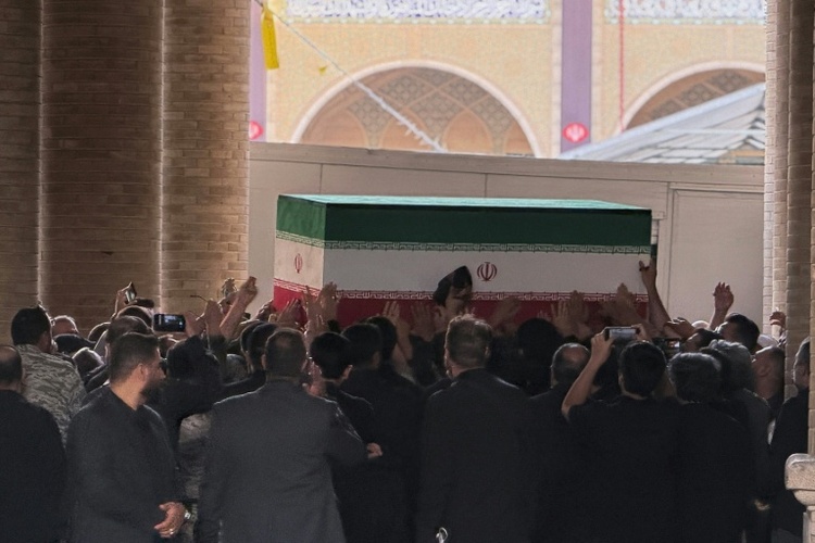 Massenandrang zu Beginn der Trauerfeiern für Chamenei im Iran