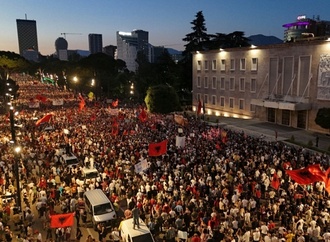 Zehntausende protestieren in Albanien gegen Kushner-Bauprojekt - und gegen Regierungschef Rama