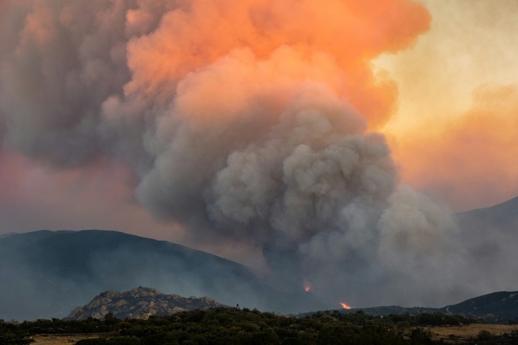 Hunderte Feuerwehrleute kämpfen weiter gegen Waldbrand in den Pyrenäen