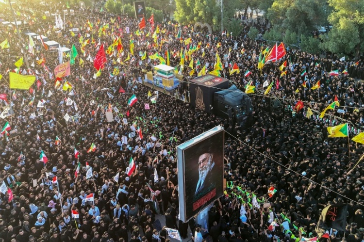 Tausende bei Trauerprozession für getöteten iranischen Führer Chamenei in Nadschaf