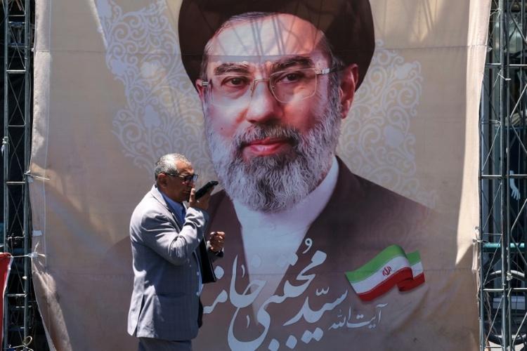Chamenei kündigt Rache für Tötung seines Vaters an - Trump droht Iran mit Vernichtung