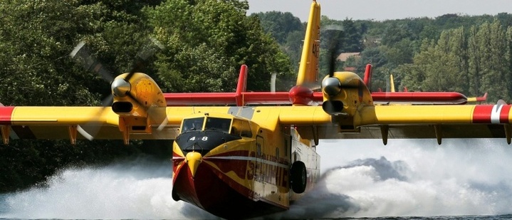 Riesiger Waldbrand im Süden von Paris - Löschflugzeuge tanken Wasser in der Seine