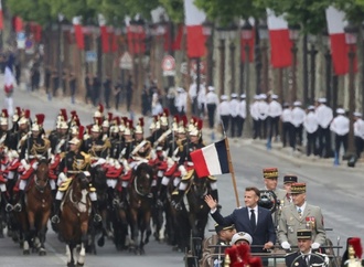 Merz und weitere Staats- und Regierungschefs bei Militärparade in Paris