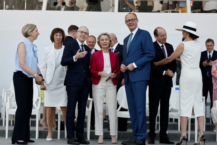 Merz und Selenskyj in Paris bei bislang größter Militärparade zum französischen Nationalfeiertag
