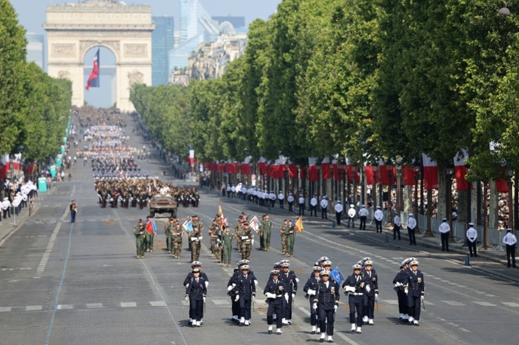 Merz und Selenskyj verfolgen die bislang größte Militärparade zum französischen Nationalfeiertag