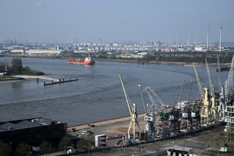 Leck auf Chemietanker: Zahlreiche Arbeiter im Hafen von Antwerpen im Krankenhaus