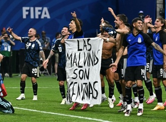 Argentiniens Spieler feiern WM-Sieg über England mit Falkland-Botschaft