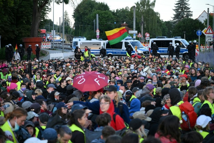 Gewalt gegen Journalisten bei Protesten gegen AfD-Parteitag: Verdächtige identifiziert