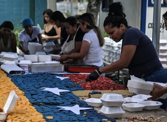 Meterlanger Kuchen wird an Kinder im Erdbebengebiet in Venezuela verteilt