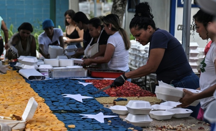 Meterlanger Kuchen wird an Kinder im Erdbebengebiet in Venezuela verteilt