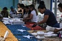 Meterlanger Kuchen wird an Kinder im Erdbebengebiet in Venezuela verteilt
