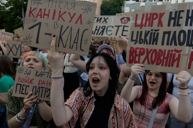 Ukrainer protestieren weiter gegen Verteidigungsminister-Aus - Erneute russische Angriffe