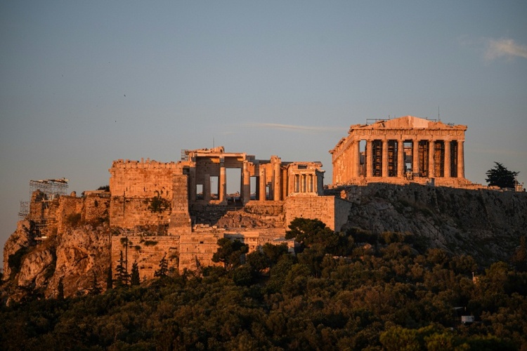 Athen: Mann greift Touristenpaar an der Akropolis mit Messer an