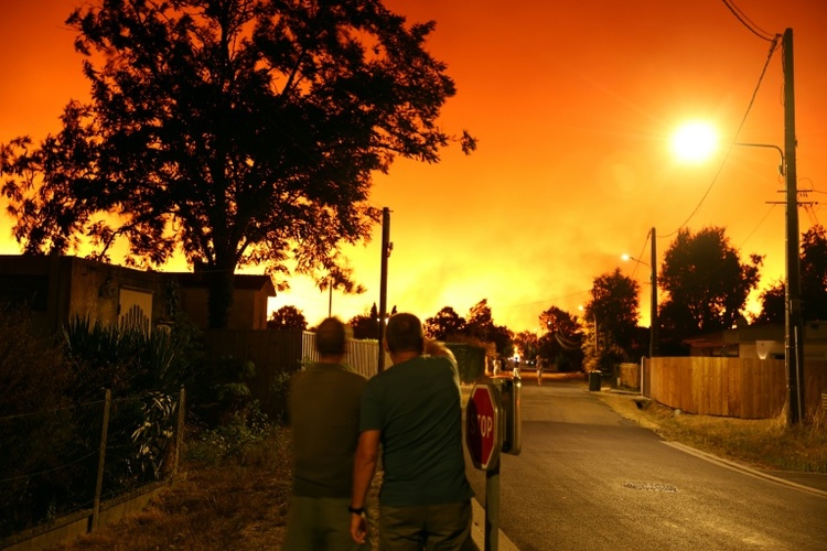 12.000 Menschen wegen Waldbrands in Touristenregion bei Bordeaux evakuiert