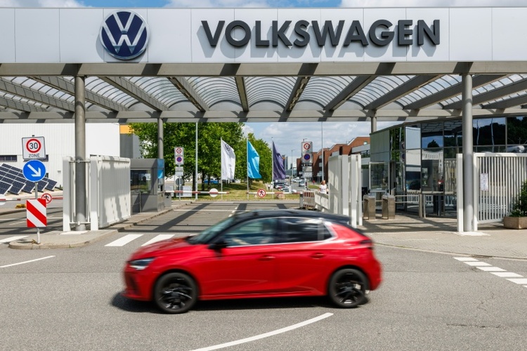 Konkurrenz in und aus China: Gewinn von VW bricht weiter ein
