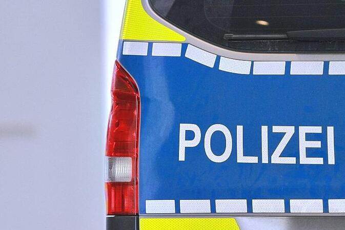 Kleinflugzeug stürzt in Niedersachsen in Wohnhaus