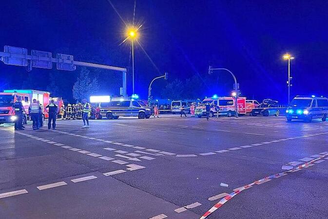 Auto fährt bei Berliner CSD in Menschenmenge - Mehrere Verletzte