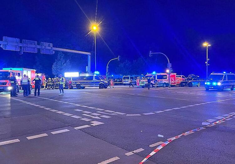 Auto fährt bei Berliner CSD in Menschenmenge - Mehrere Verletzte