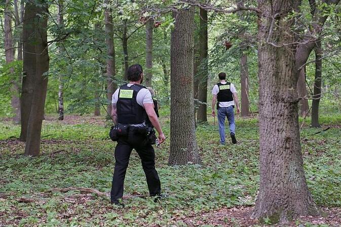 Polizei durchsucht nach CSD-Anschlag Gebiet um Tatfahrzeug