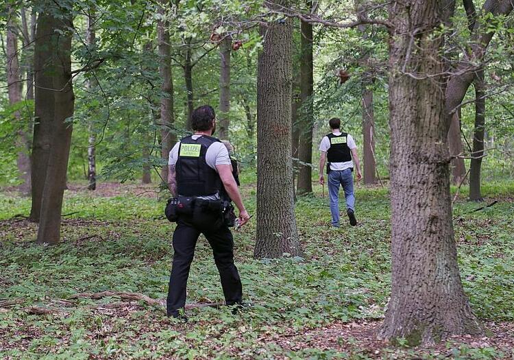 Polizei durchsucht nach CSD-Anschlag Gebiet um Tatfahrzeug