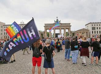 Hunderte trauern nach CSD-Anschlag am Brandenburger Tor