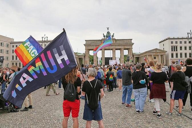 Hunderte trauern nach CSD-Anschlag am Brandenburger Tor