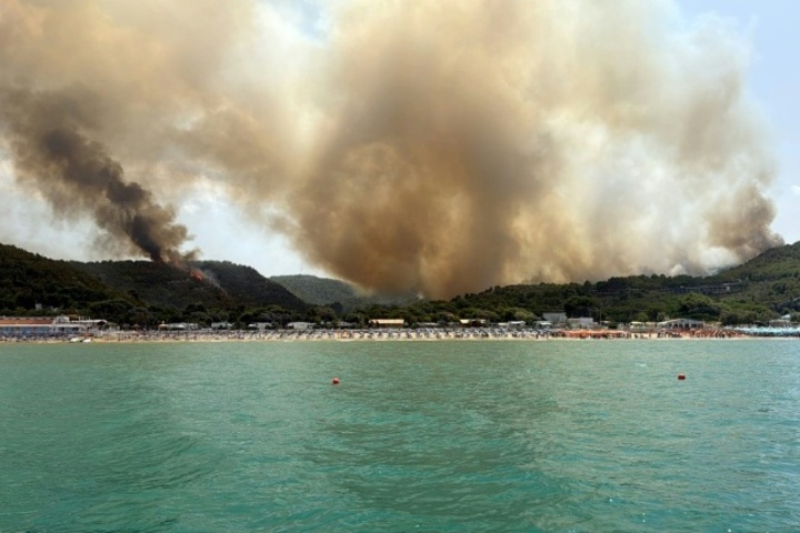 Waldbrand an italienischer Adriaküste: Hunderte Menschen mit Schiffen evakuiert