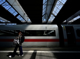 Einjährige fährt allein in Schnellzug: Rauchender Vater verpasst Weiterfahrt