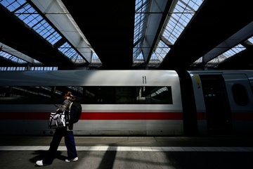 Einjährige fährt allein in Schnellzug: Rauchender Vater verpasst Weiterfahrt
