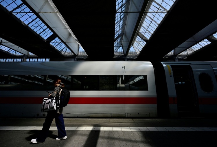 Einjährige fährt allein in Schnellzug: Rauchender Vater verpasst Weiterfahrt