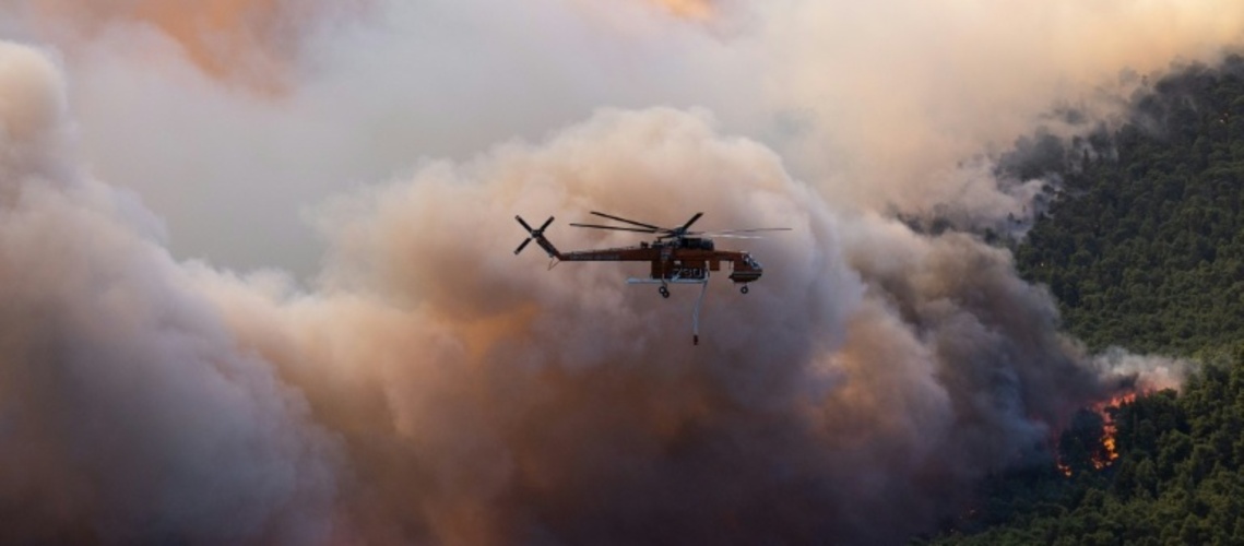 Hunderte Feuerwehrleute kämpfen bei starkem Wind gegen Waldbrände in Griechenland