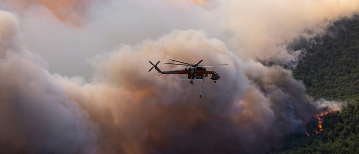 Hunderte Feuerwehrleute kämpfen bei starkem Wind gegen Waldbrände in Griechenland