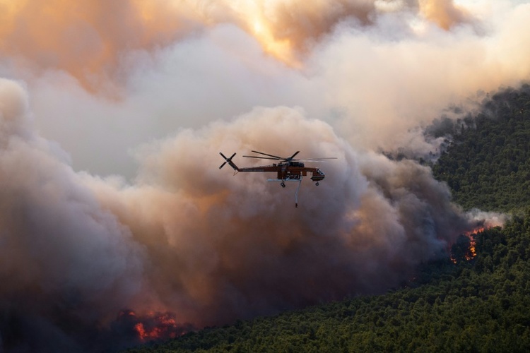 Hunderte Feuerwehrleute kämpfen bei starkem Wind gegen Waldbrände in Griechenland