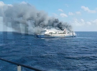 Mindestens fünf Tote und mehr als 40 Vermisste nach Brand auf Fähre in Indonesien