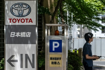 Schwacher Yen hilft: Toyota hebt Gewinnprognose an