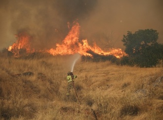 Dutzende Löschflugzeuge weiter im Einsatz gegen Feuer nahe Athen