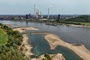 Niedrigwasser im Rhein: Unternehmen weichen auf Schiene und Lkw aus