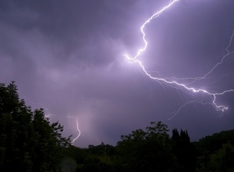 Frau fällt bei Gewitter im Bodensee von Motorboot: 65-Jährige bisher nicht gefunden