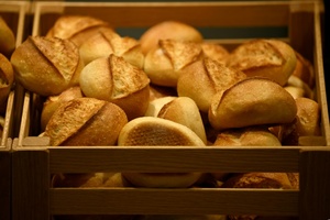 Ältere Stammgäste fehlen tagelang: Bäckereibesitzerin in Speyer rettet Ehepaar