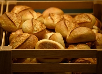 Ältere Stammgäste fehlen tagelang: Bäckereibesitzerin in Speyer rettet Ehepaar