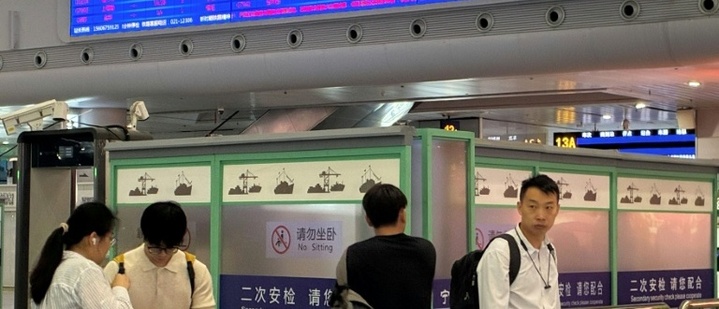 Flugstreichungen und Evakuierungen: Taifun ''Dolphin'' in Ostchina auf Land getroffen
