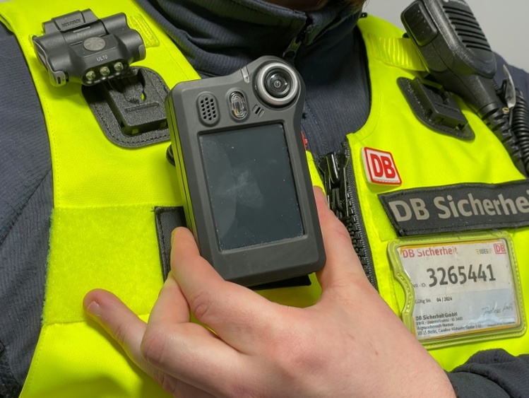 Schon fast 1000 Übergriffe: DB Regio kündigt Tonaufnahmen bei Bodycams an