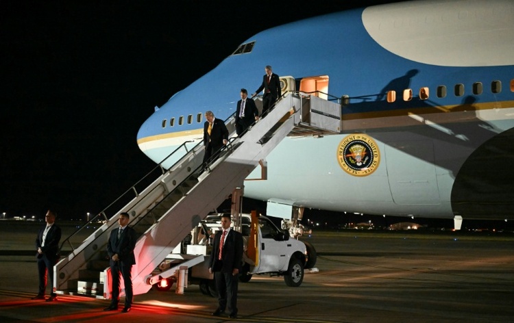 US-Medien: Trump wechselte nach Nato-Gipfel heimlich das Flugzeug in Catering-Fahrzeug