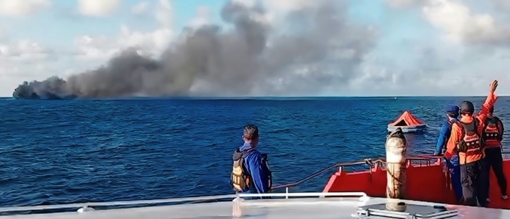 Mehr als 100 Passagiere vor erneutem Brand auf Fähre in Indonesien gerettet