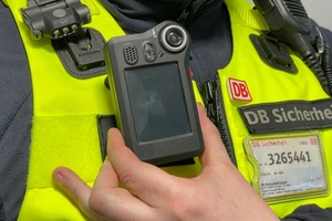 Deutsche Bahn bietet Service-Mitarbeitenden an Bahnhöfen Ausrüstung mit Bodycams an