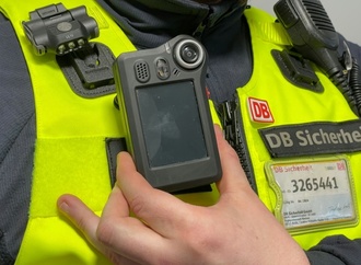 Deutsche Bahn bietet Service-Mitarbeitenden an Bahnhöfen Ausrüstung mit Bodycams an