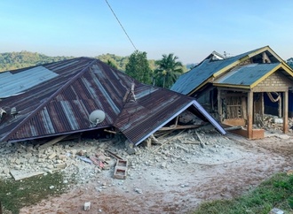 Schweres Erdbeben in Indonesien - Tausende Menschen fliehen wegen Tsunami-Warnung