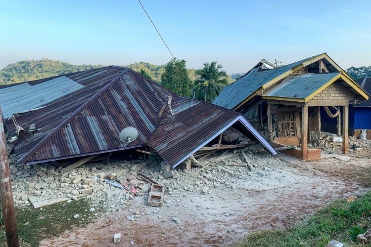 Schweres Erdbeben in Indonesien - Tausende Menschen fliehen wegen Tsunami-Warnung